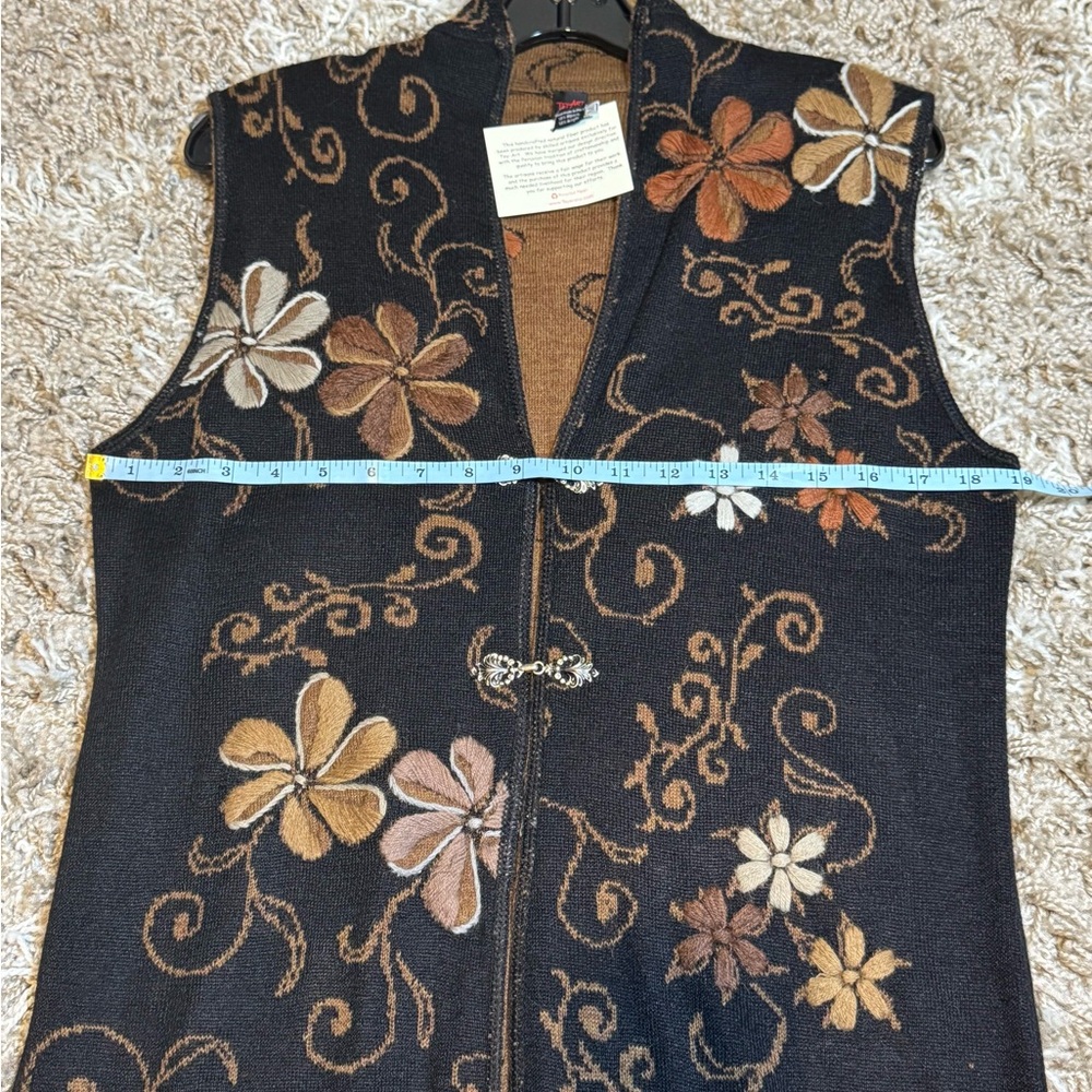 NWT Tey-Art Alpaca Blend Floral Embroidered Vest size Medium - Picture 12 of 15